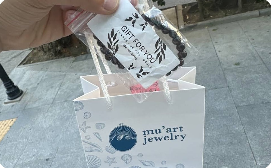 Mu Art hədiyyə paketi və "Gift for you" kartı
